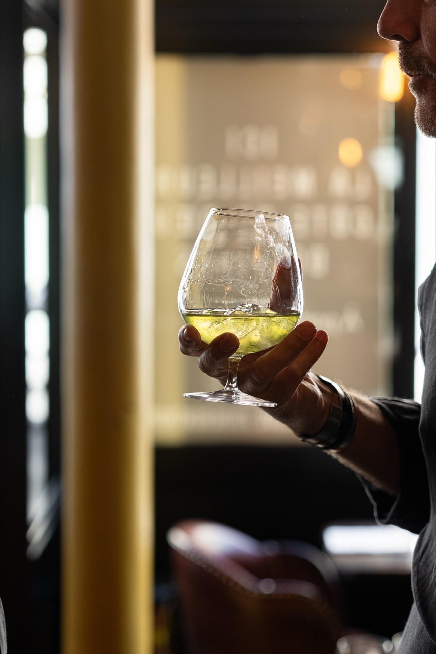 Dégustation d'un digestif au verre