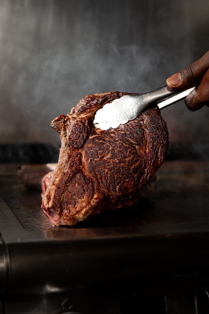 Côte de bœuf saisie, assaisonnée à la fleur de sel